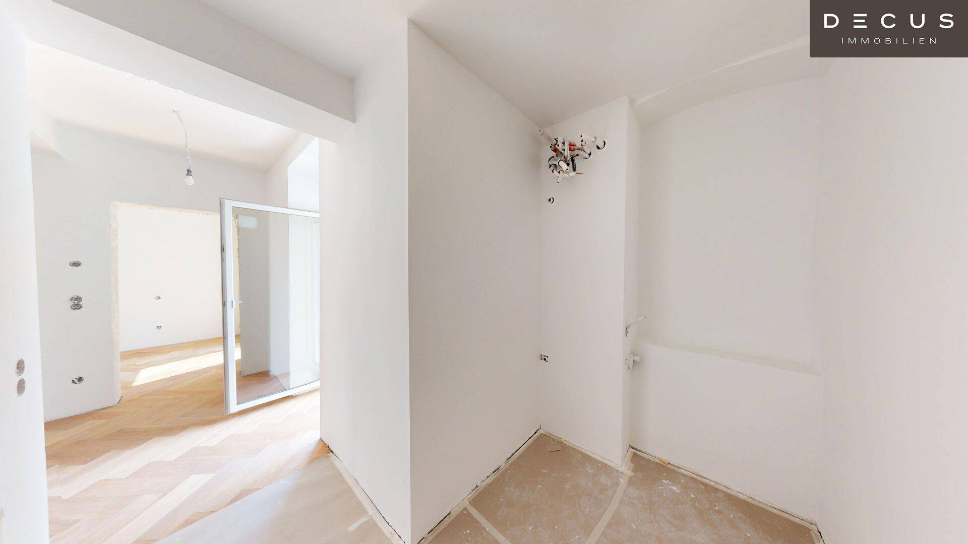 Rohbau-Badezimmer mit vorbereiteten Anschlüssen und hellen Wänden, bereit für die Gestaltung.