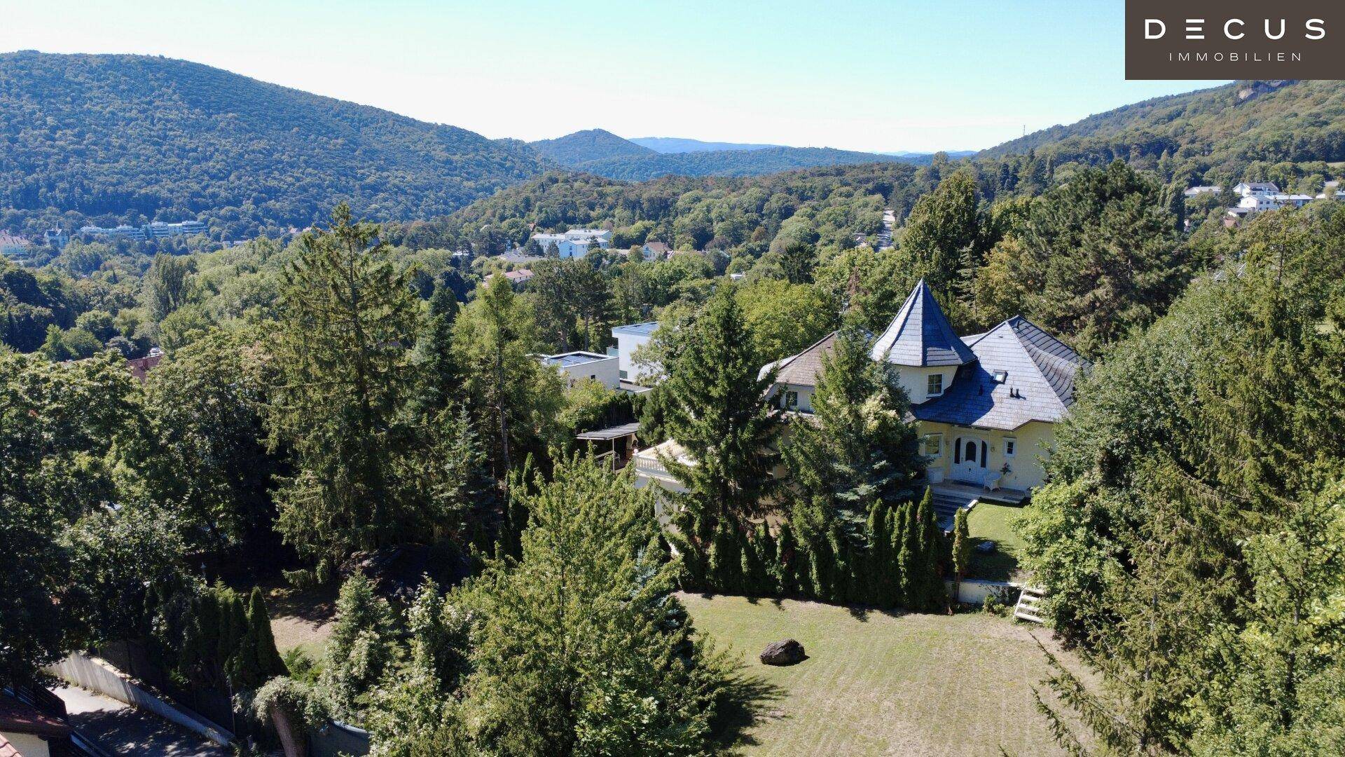 Weitläufige Ansicht der Villa, eingebettet in eine grüne Hügellandschaft mit Fernblick.