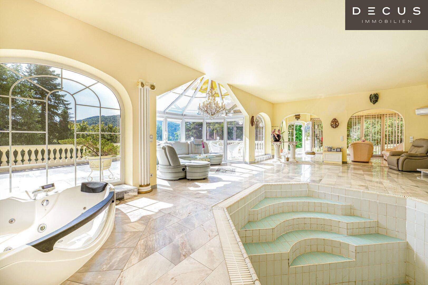 Luxuriöser Wohnbereich mit Whirlpool, eingelassenem Becken und glänzendem Marmorboden.
