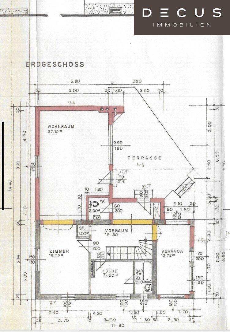 Grundriss des Erdgeschosses mit Wohnraum, Küche, Bad, WC, Veranda und Terrasse.
