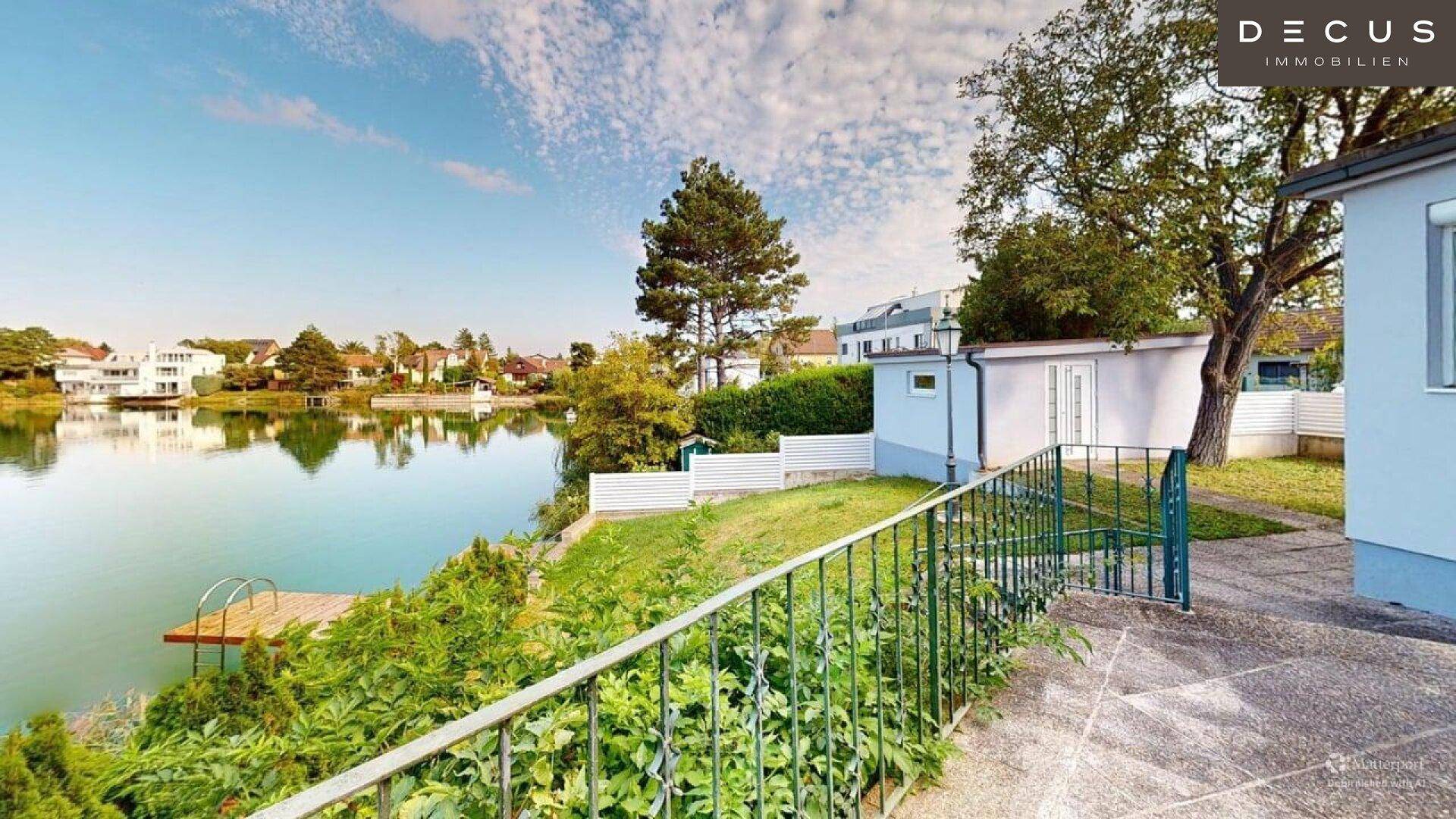 Seitlicher Blick auf das Grundstück mit Zugang zum See und einem kleinen Gartenhaus.