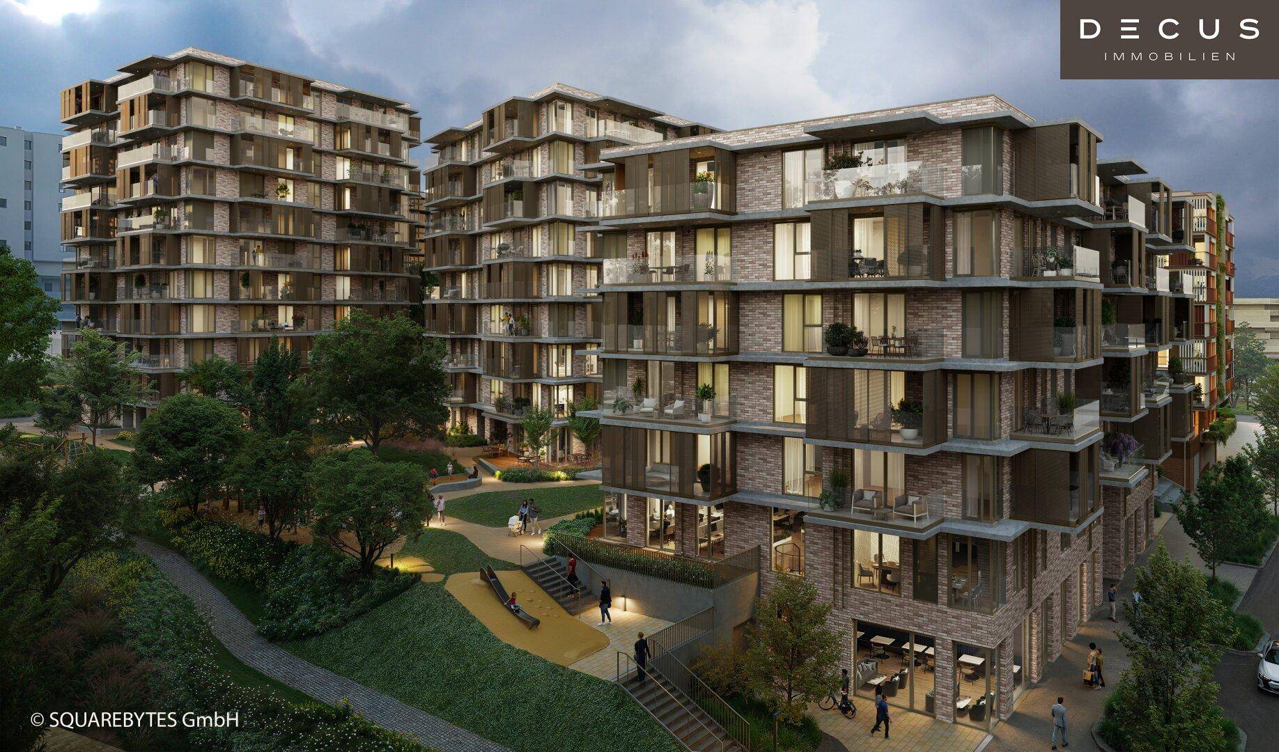 Abendliche Ansicht eines modernen Wohnkomplexes mit beleuchteten Balkonen und einer gepflegten Außenanlage.