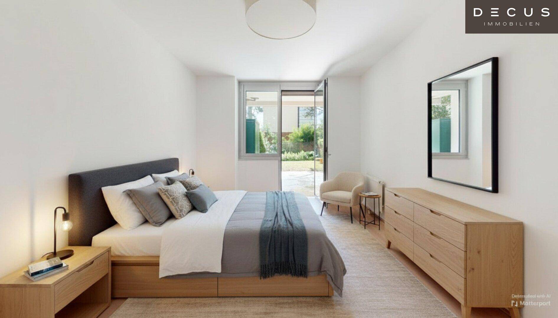 Modernes Schlafzimmer mit Holzbett, Kommode und direktem Zugang zum grünen Außenbereich.