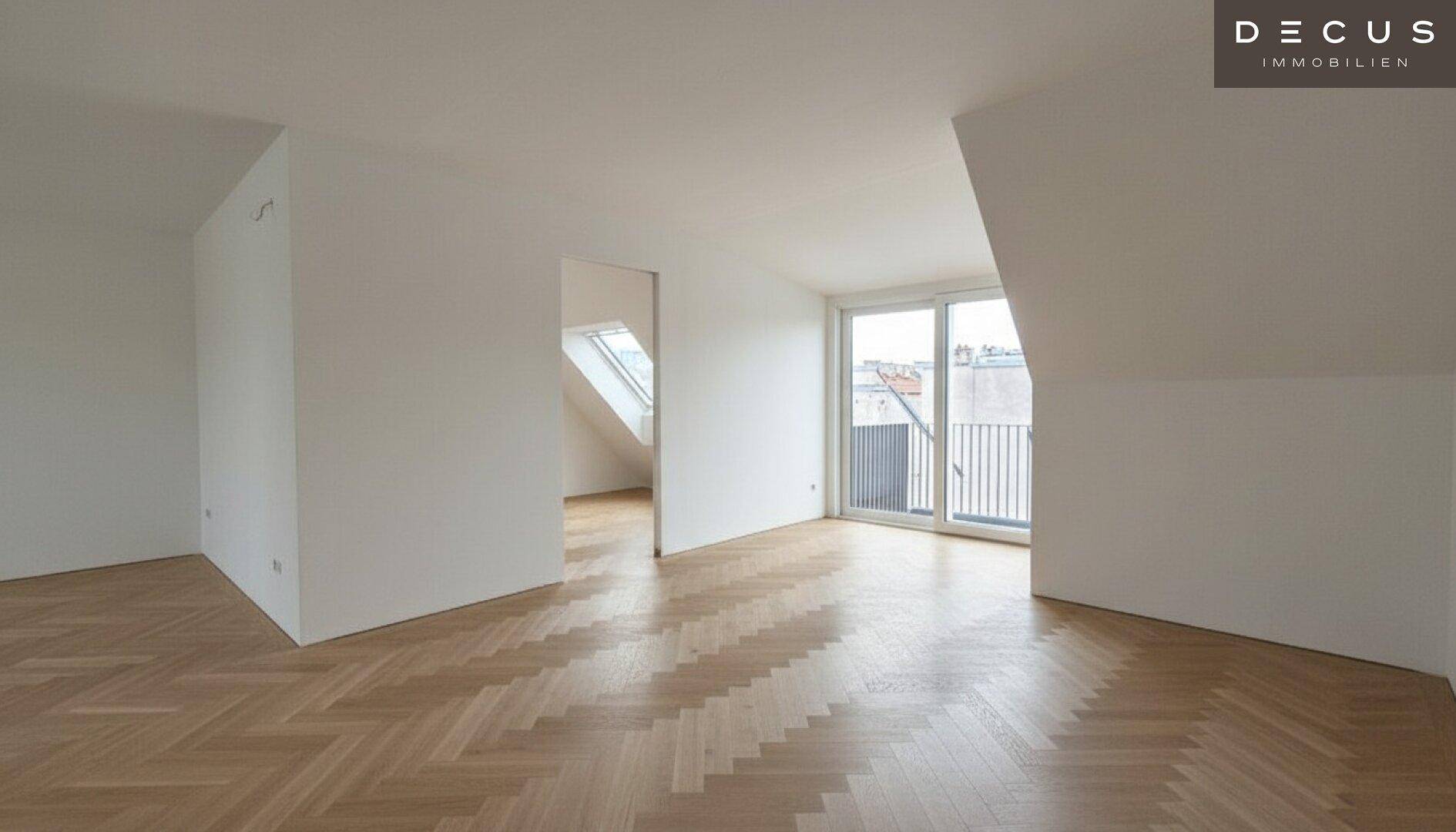 Helles Zimmer mit Fischgrätparkett, Dachschrägen und Zugang zu einem kleinen Balkon.