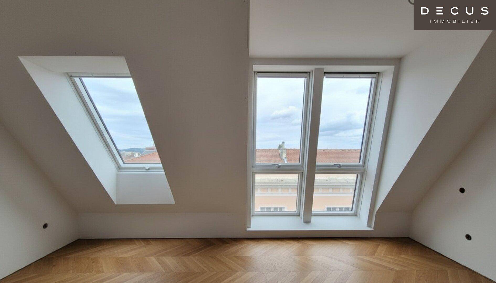 Helle Dachfenster im Wohnbereich bieten viel Tageslicht und einen Blick nach draußen.