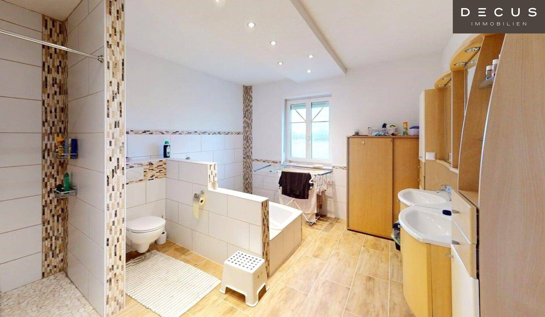 Bad mit Wanne, Dusche und WC - OG