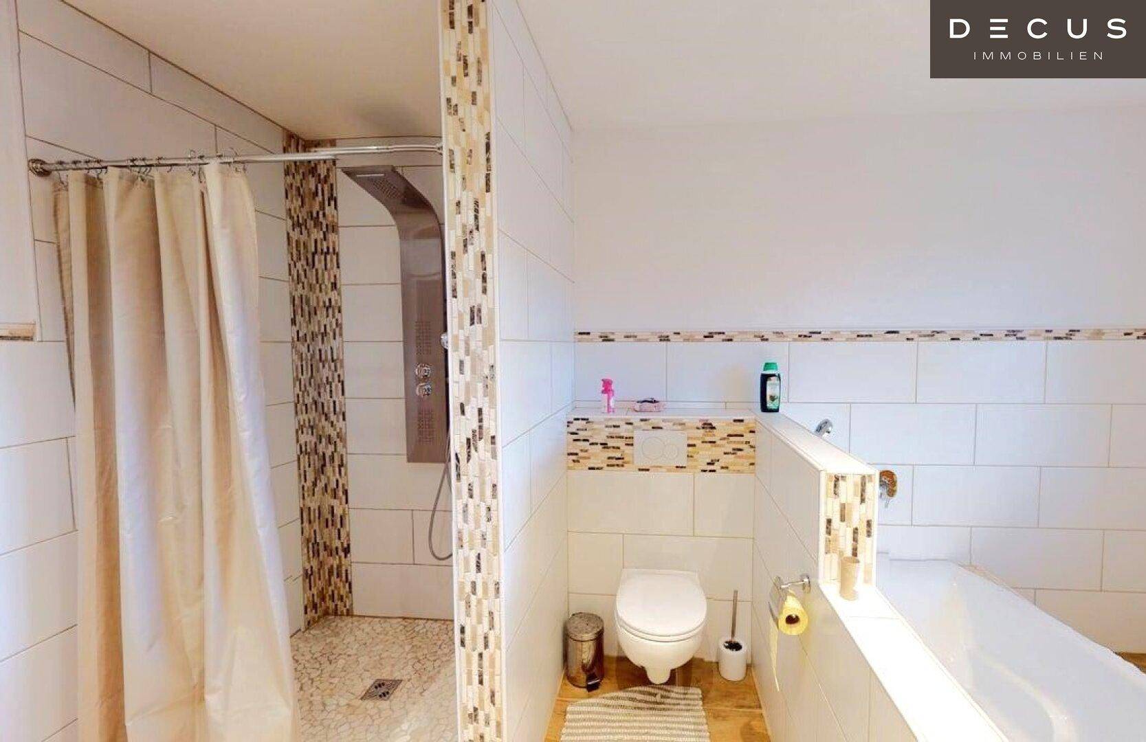 Bad mit Wanne, Dusche und WC - OG