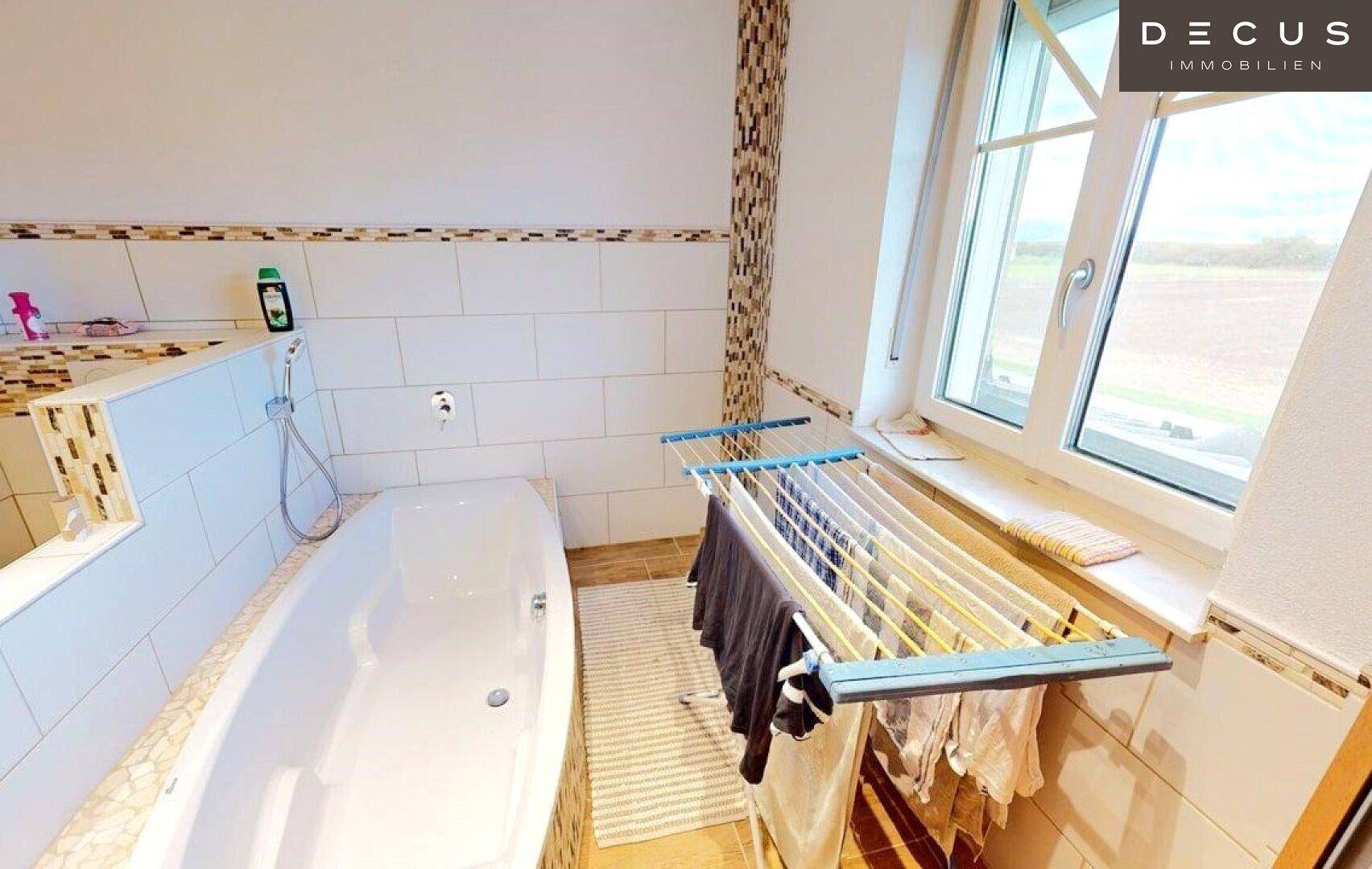 Bad mit Wanne, Dusche und WC - OG