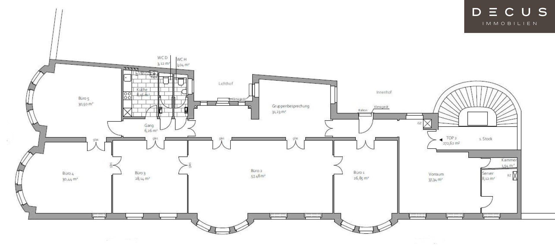Grundriss einer Etage mit mehreren Räumen und einem langen Flur, zeigt die Raumaufteilung.