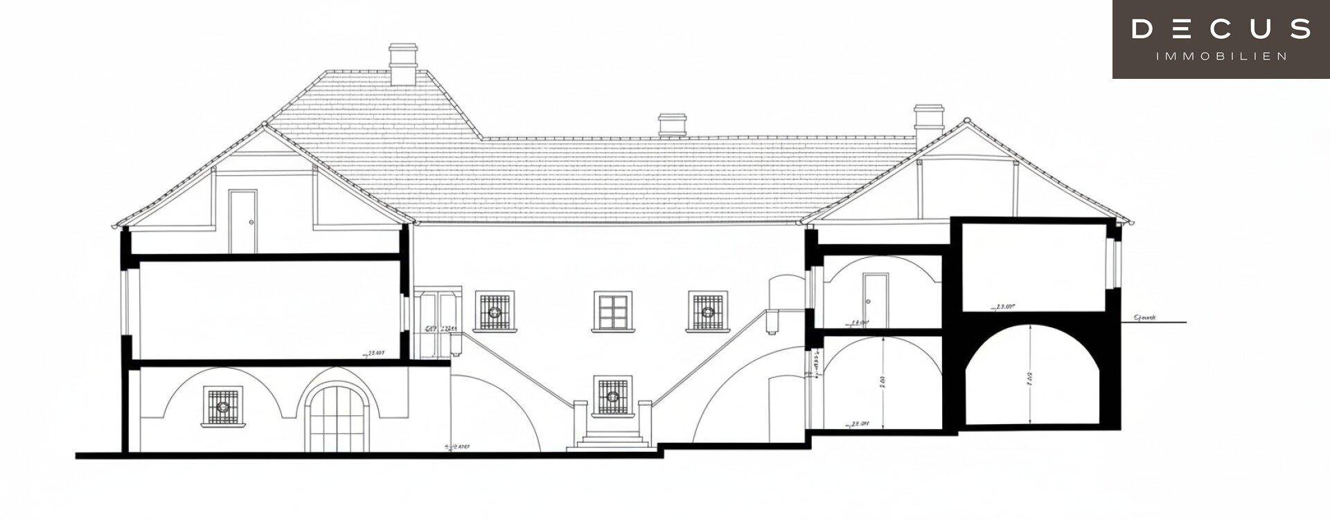 Architektonische Schnittzeichnung des Gebäudes, die die Struktur und die verschiedenen Ebenen darstellt.