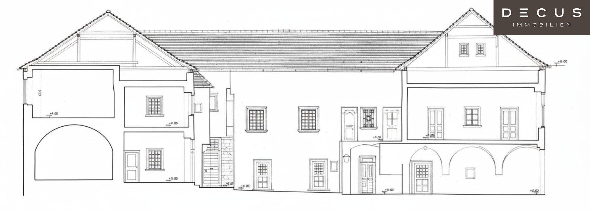 Architektonische Schnittzeichnung des Gebäudes, die die innere Aufteilung und Dachkonstruktion zeigt.