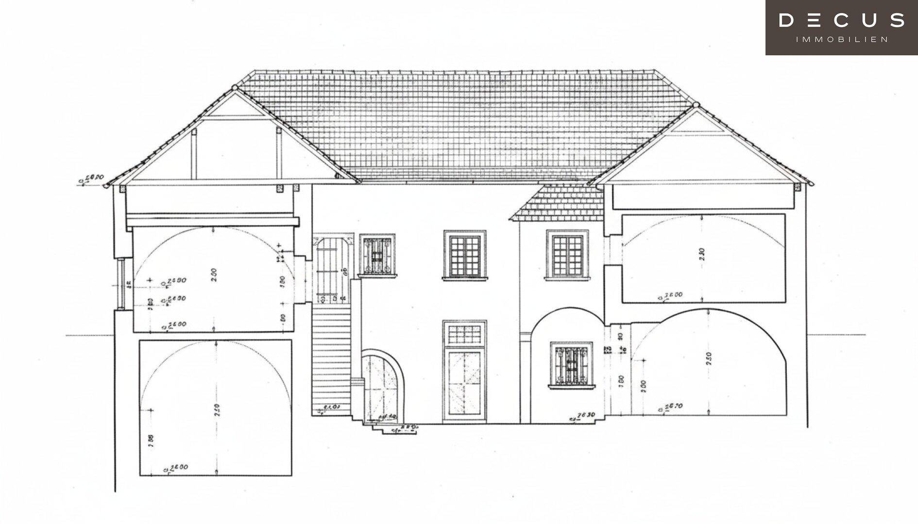 Architektonische Schnittzeichnung des Gebäudes, die die vertikale Struktur und die Dachform illustriert.