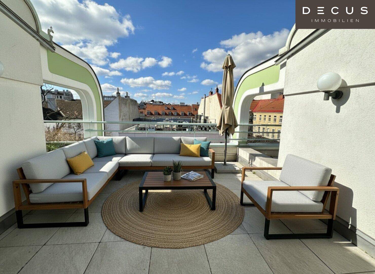 Möblierte Dachterrasse mit bequemen Sitzgelegenheiten und weitem Blick über die Stadt.