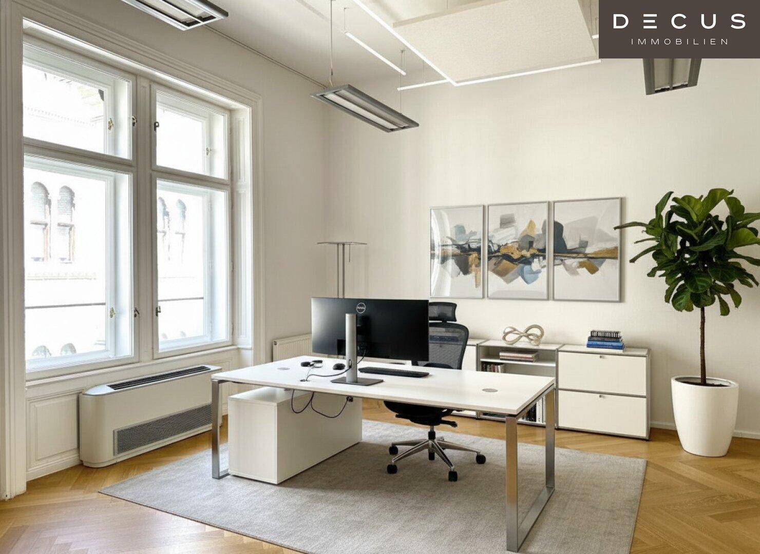 Modern eingerichtetes Büro mit Fischgrätparkett, großen Fenstern und einem stilvollen Schreibtischbereich.