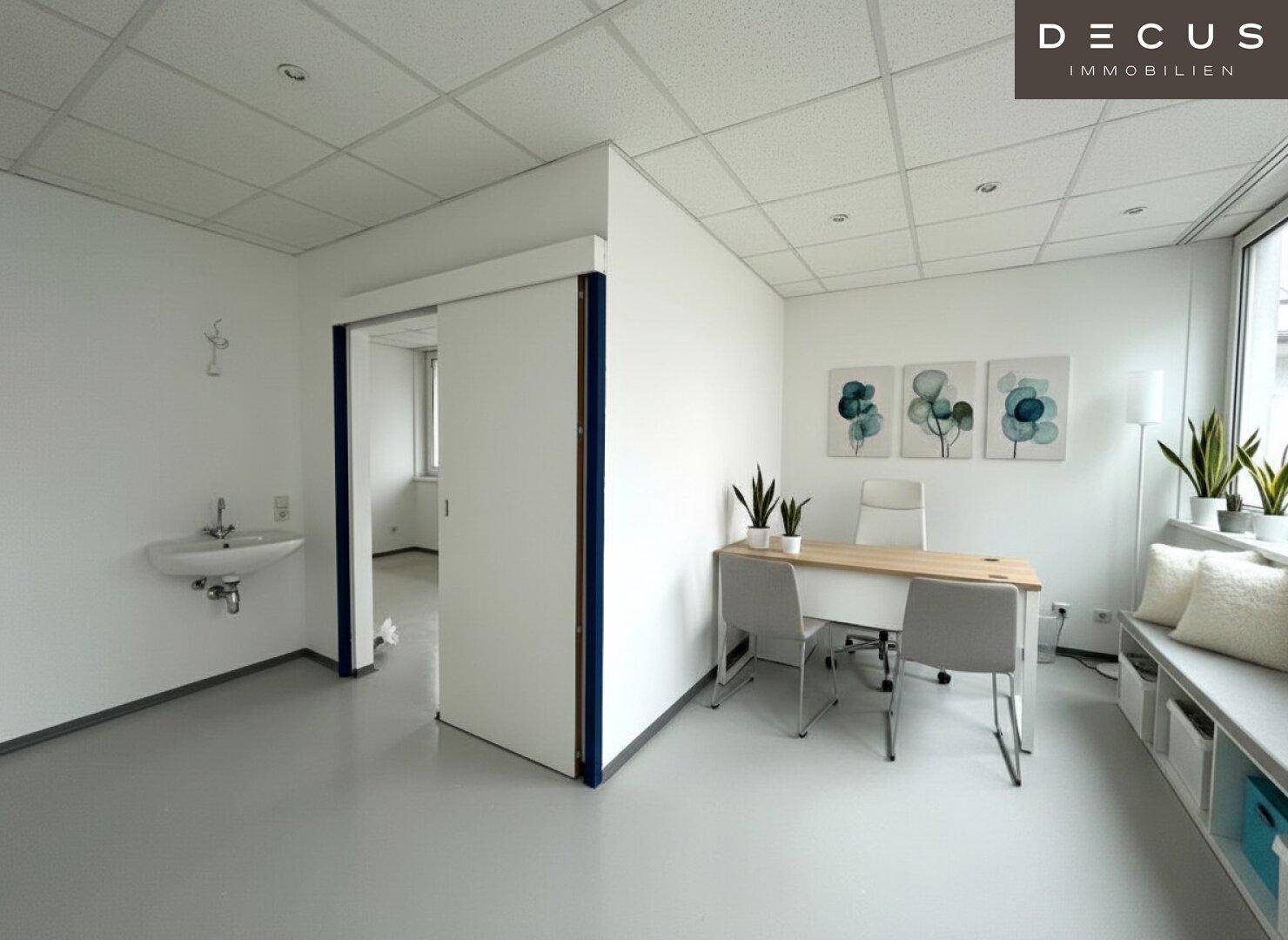 Büro mit Waschbecken, Schiebetür und Sitzbank am Fenster, ideal für vielseitige Nutzung.