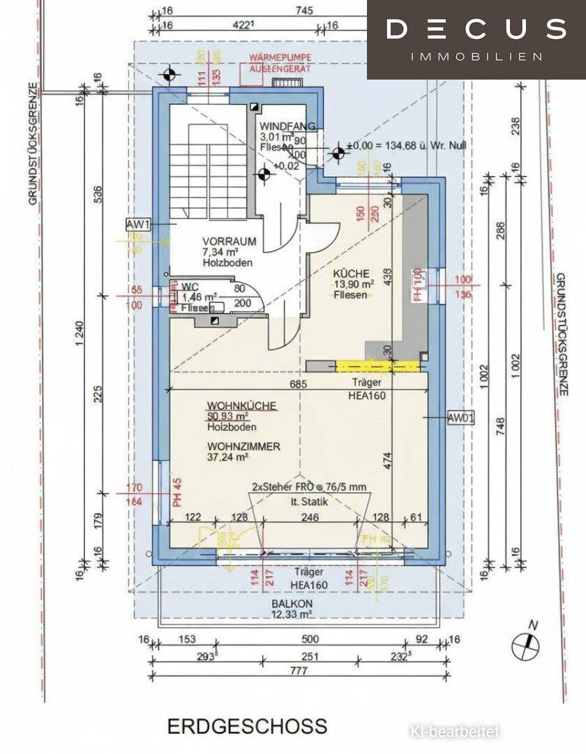 Grundriss des Erdgeschosses mit offener Wohnküche, Wohnzimmer und Balkon.