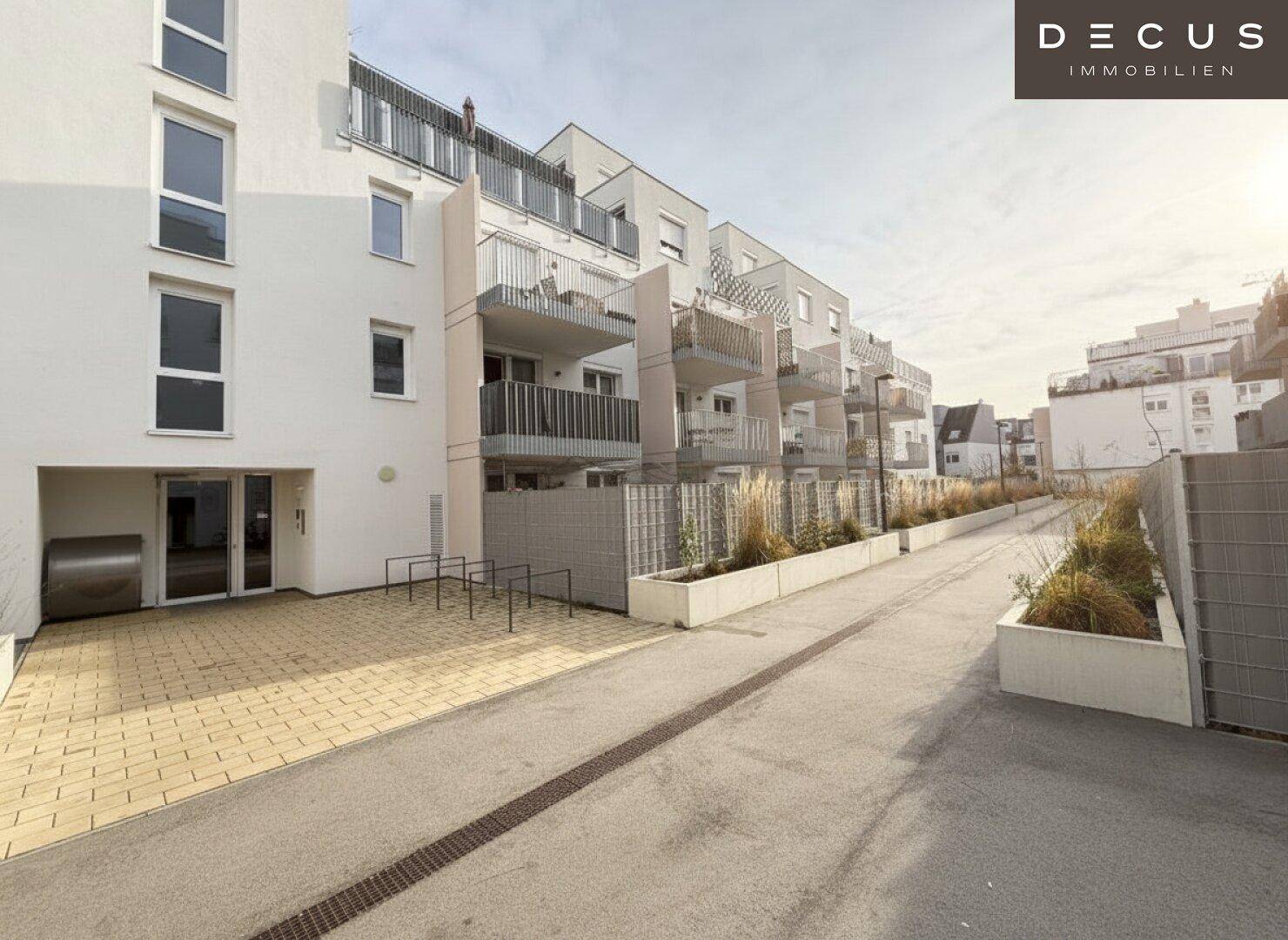 Moderne Wohnanlage mit mehreren Balkonen und gepflegter Außenanlage.