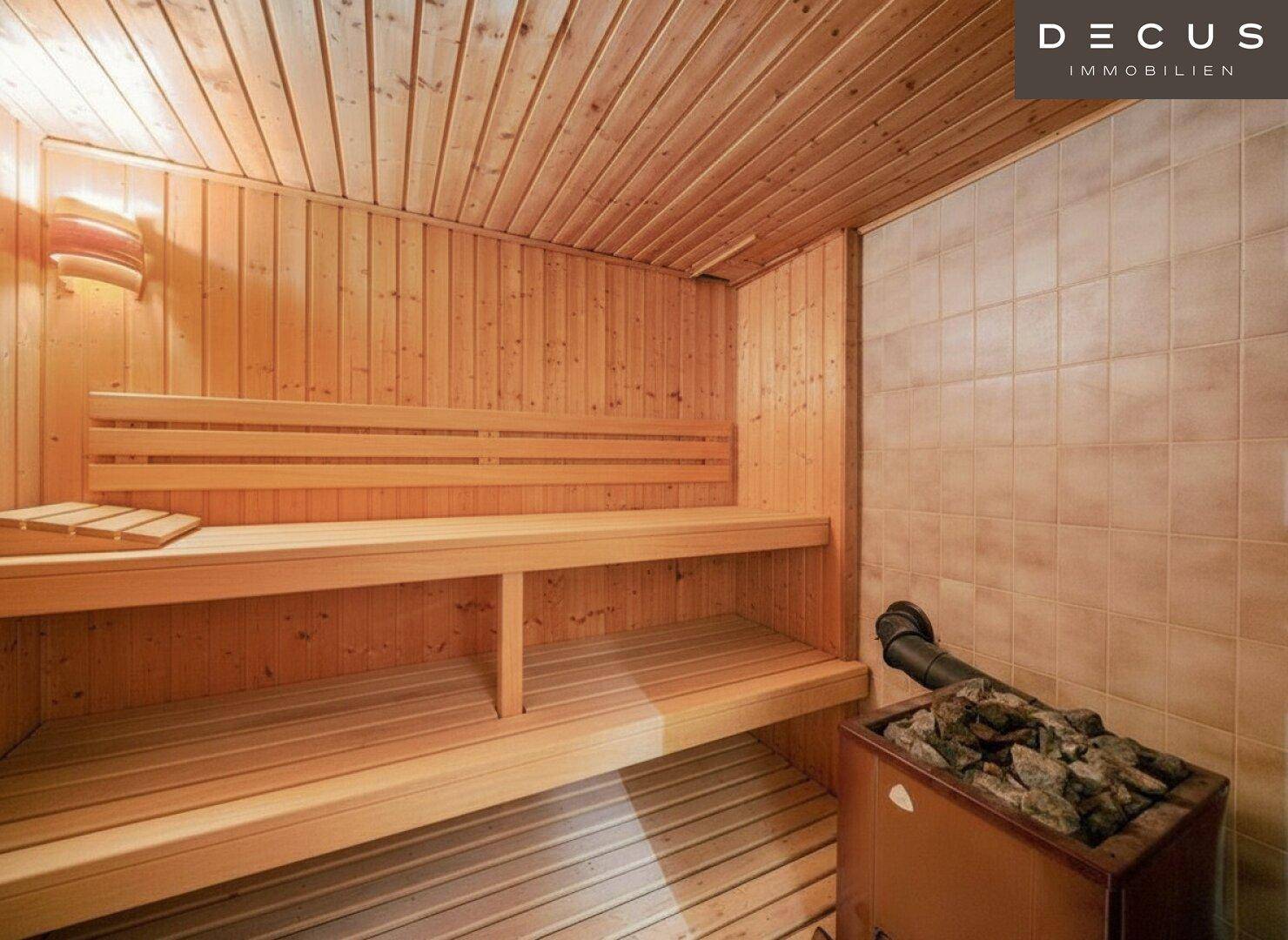Gemütlicher Saunaraum mit Holzverkleidung und Sitzbänken für Entspannung.