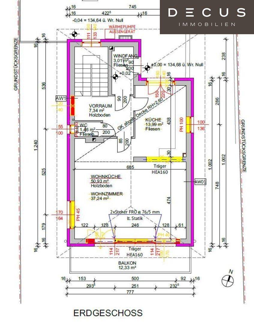 Grundriss des Erdgeschosses mit offener Wohnküche, Wohnzimmer und Balkon.