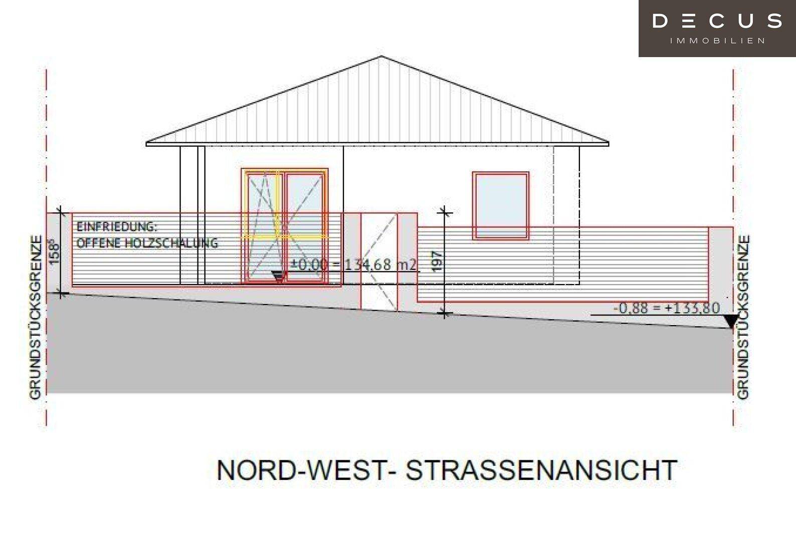 Nord-West Straßenansicht des Hauses mit Eingangsbereich und Grundstücksgrenzen.