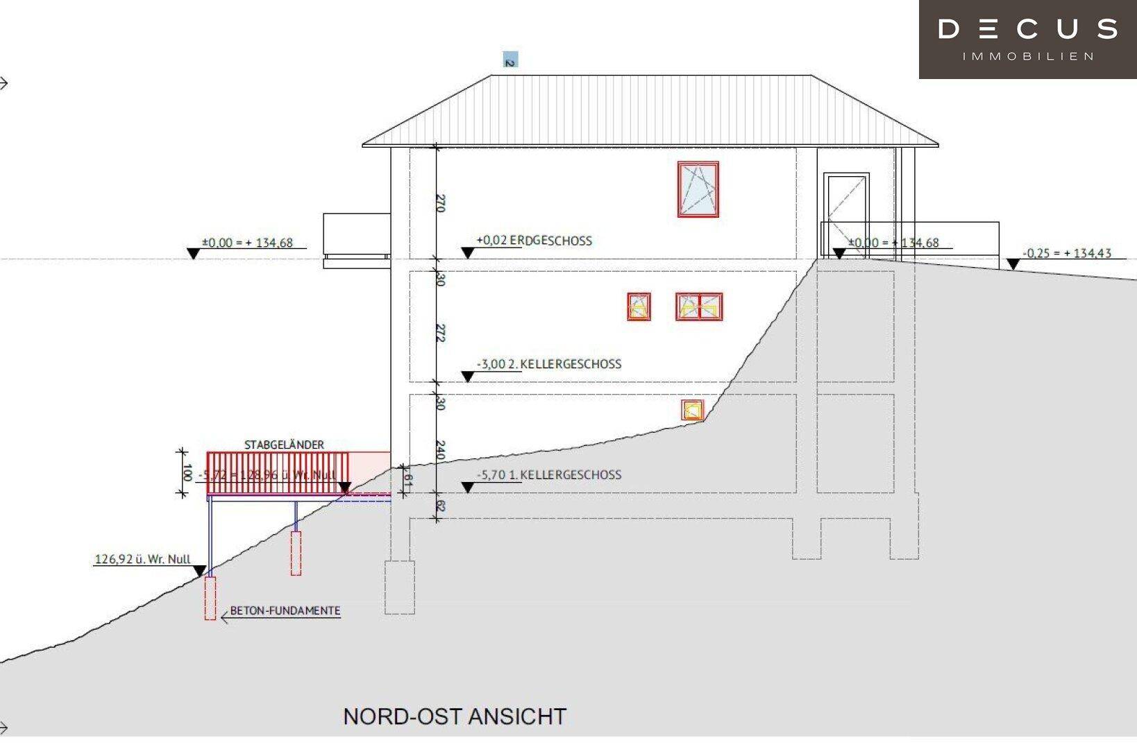 Nord-Ost Ansicht des Gebäudes mit mehreren Geschossen und Balkon.