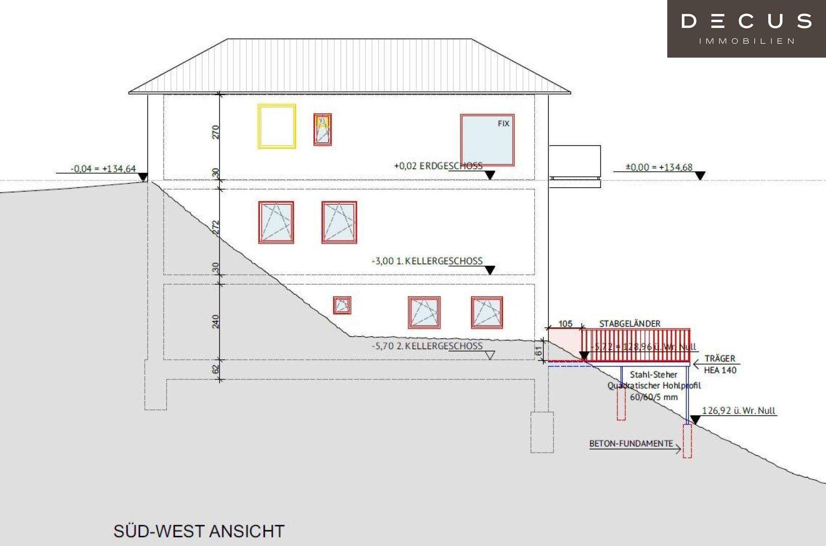 Süd-West Ansicht des Gebäudes mit mehreren Geschossen und Balkon.