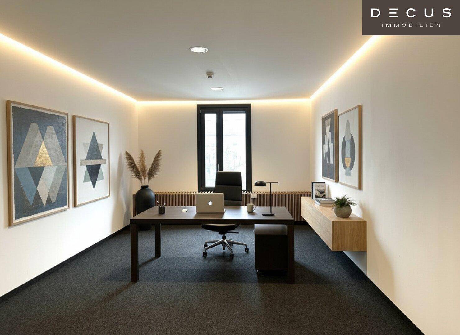 Modern eingerichtetes Büro mit einem Schreibtisch, Laptop und indirekter Beleuchtung.