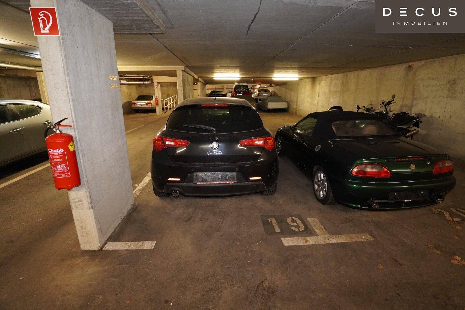 Tiefgarage mit mehreren Stellplätzen und Brandschutzvorrichtungen.