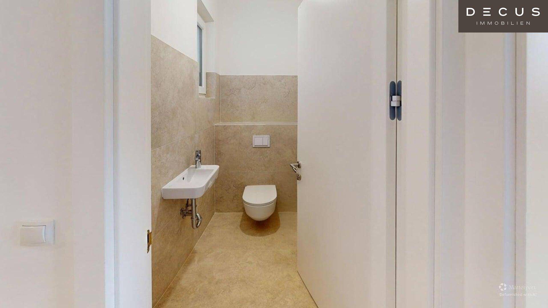Kleines Gäste-WC mit wandhängender Toilette, Waschbecken und Fenster.