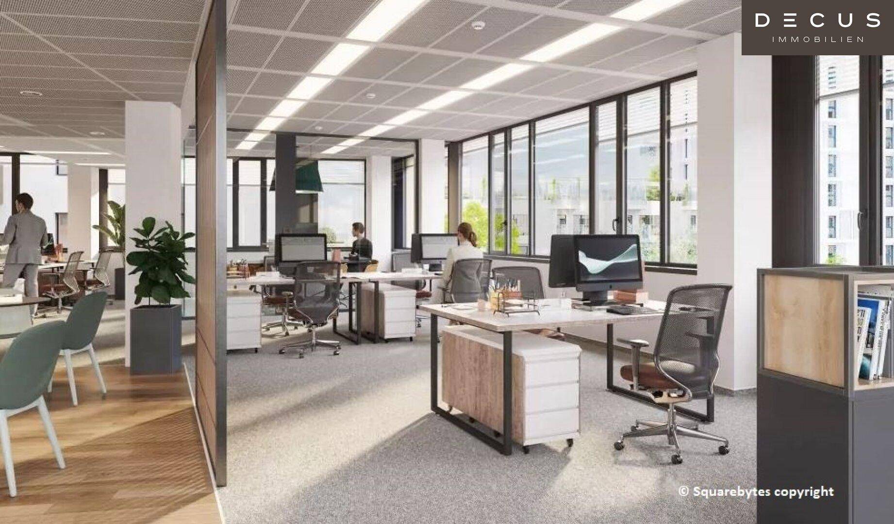 Helles Großraumbüro mit zahlreichen modernen Arbeitsplätzen, ergonomischen Stühlen und großen Fenstern.
