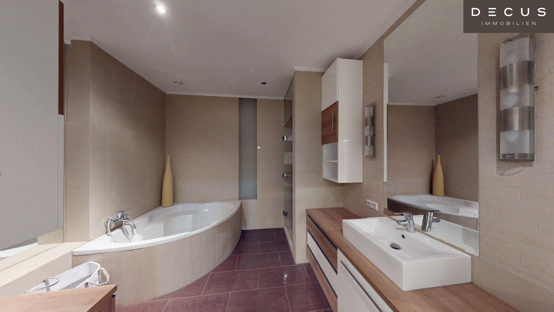 Geräumiges Badezimmer mit Eckbadewanne, Einzelwaschbecken und modernen Fliesen.