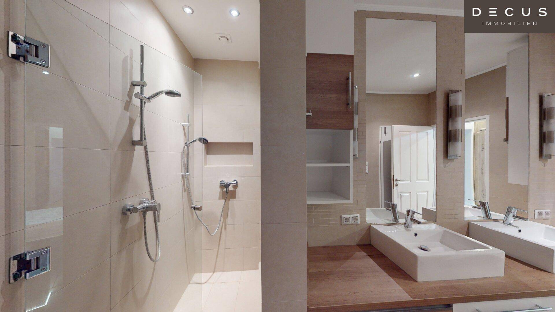 Modernes Badezimmer mit begehbarer Dusche, Einzelwaschbecken und großen Spiegeln.