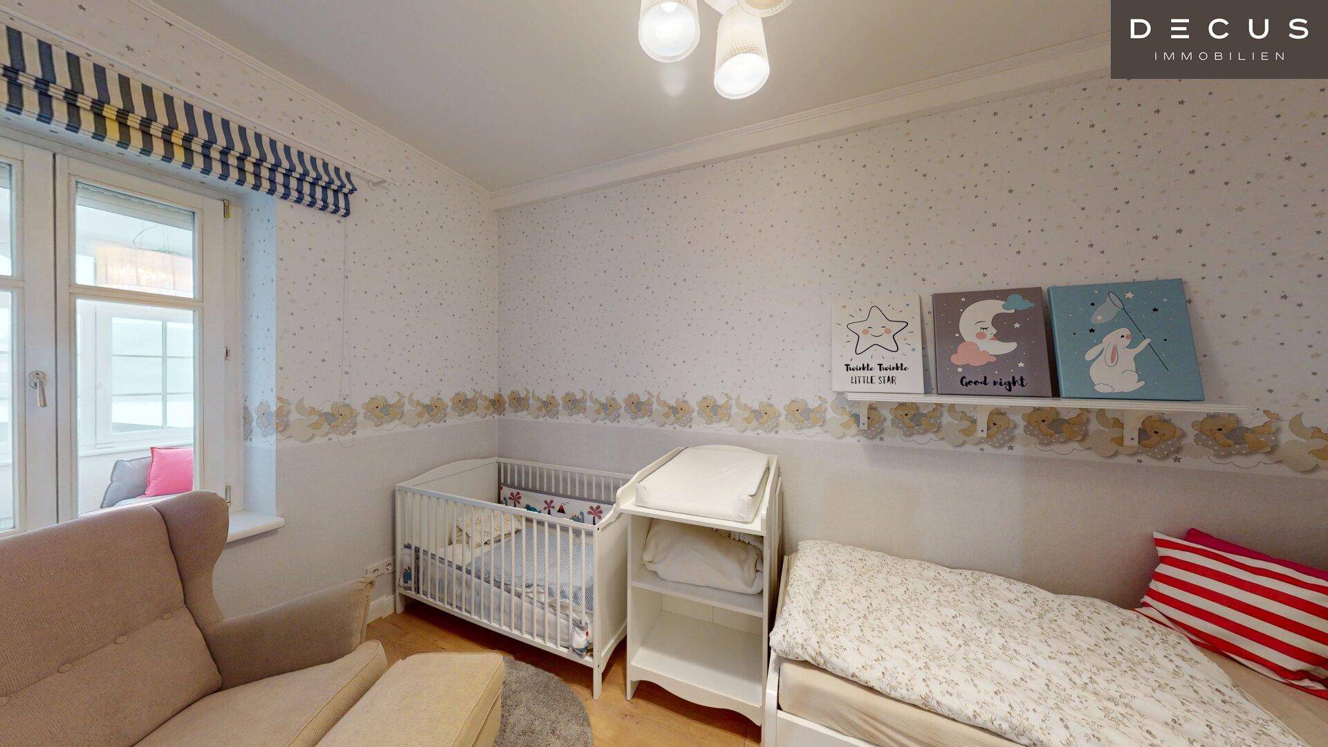 Helles Kinderzimmer mit Babybett, Wickeltisch und verspielter Wanddekoration.