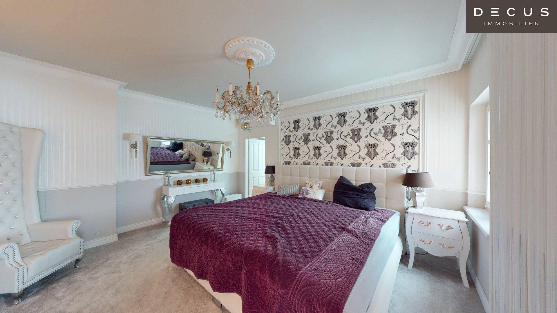 Elegantes Schlafzimmer mit großem Bett, Kronleuchter und dekorativer Wandgestaltung.
