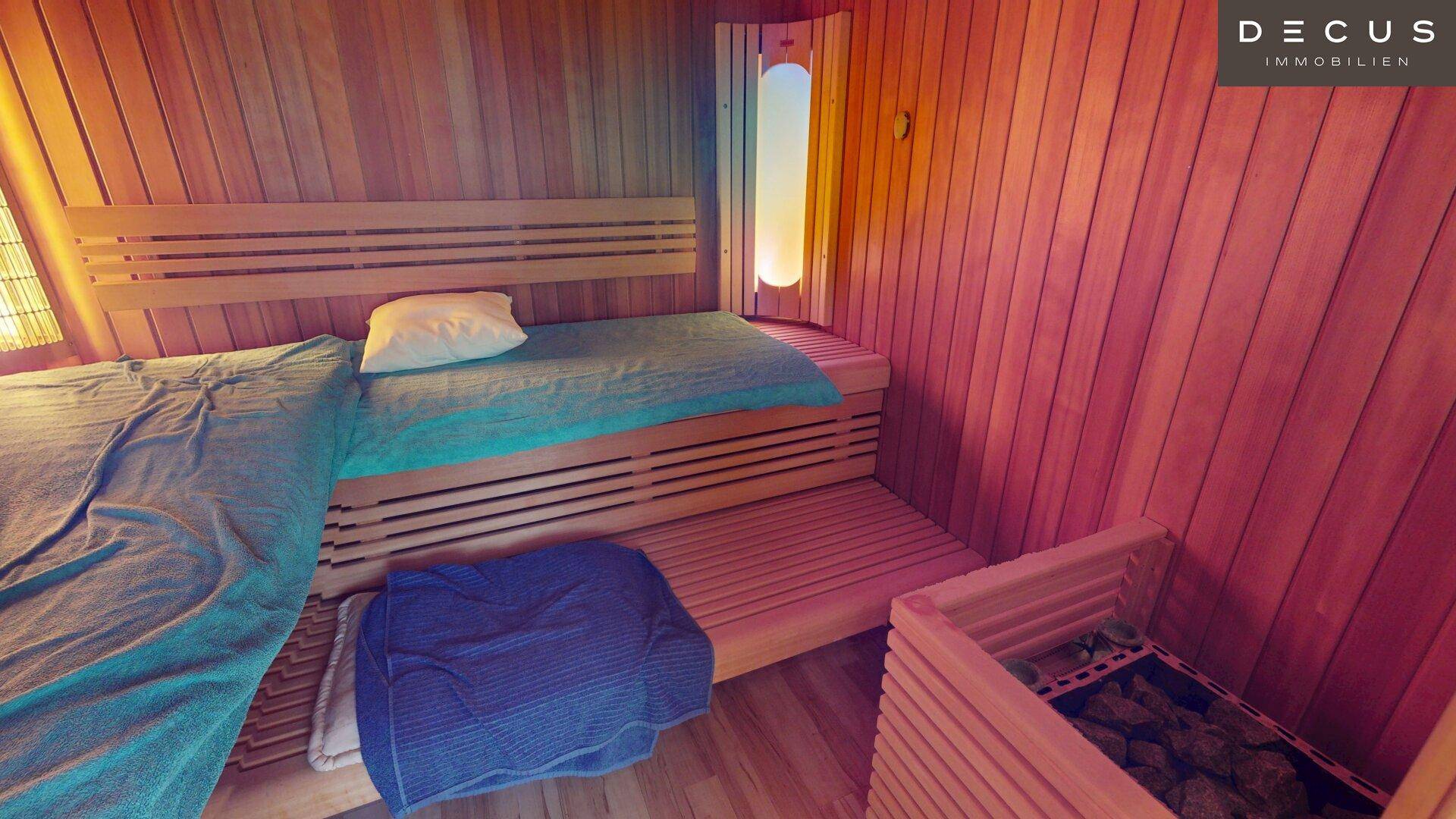 Warme Holzsauna mit traditionellem Ofen und bequemen Liegeflächen.