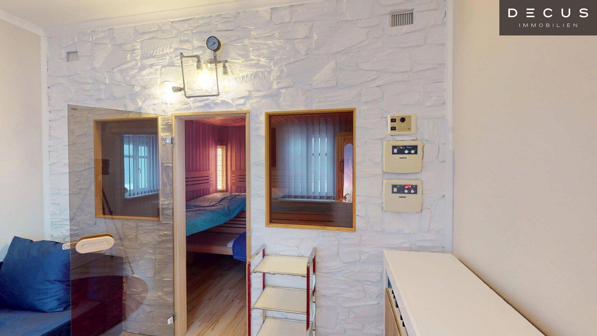 Entspannungsbereich mit Sauna und Steinwand-Akzenten, ideal für Wellness.