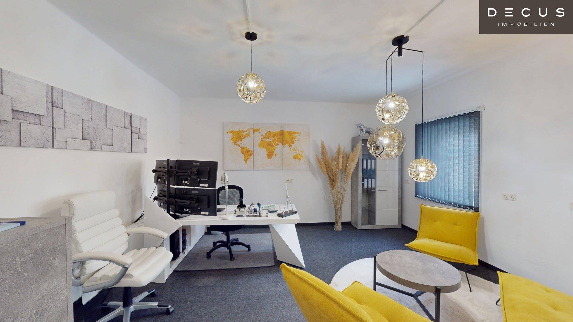 Modernes Büro mit Schreibtisch, gelben Akzentmöbeln und dekorativen Kugellampen.