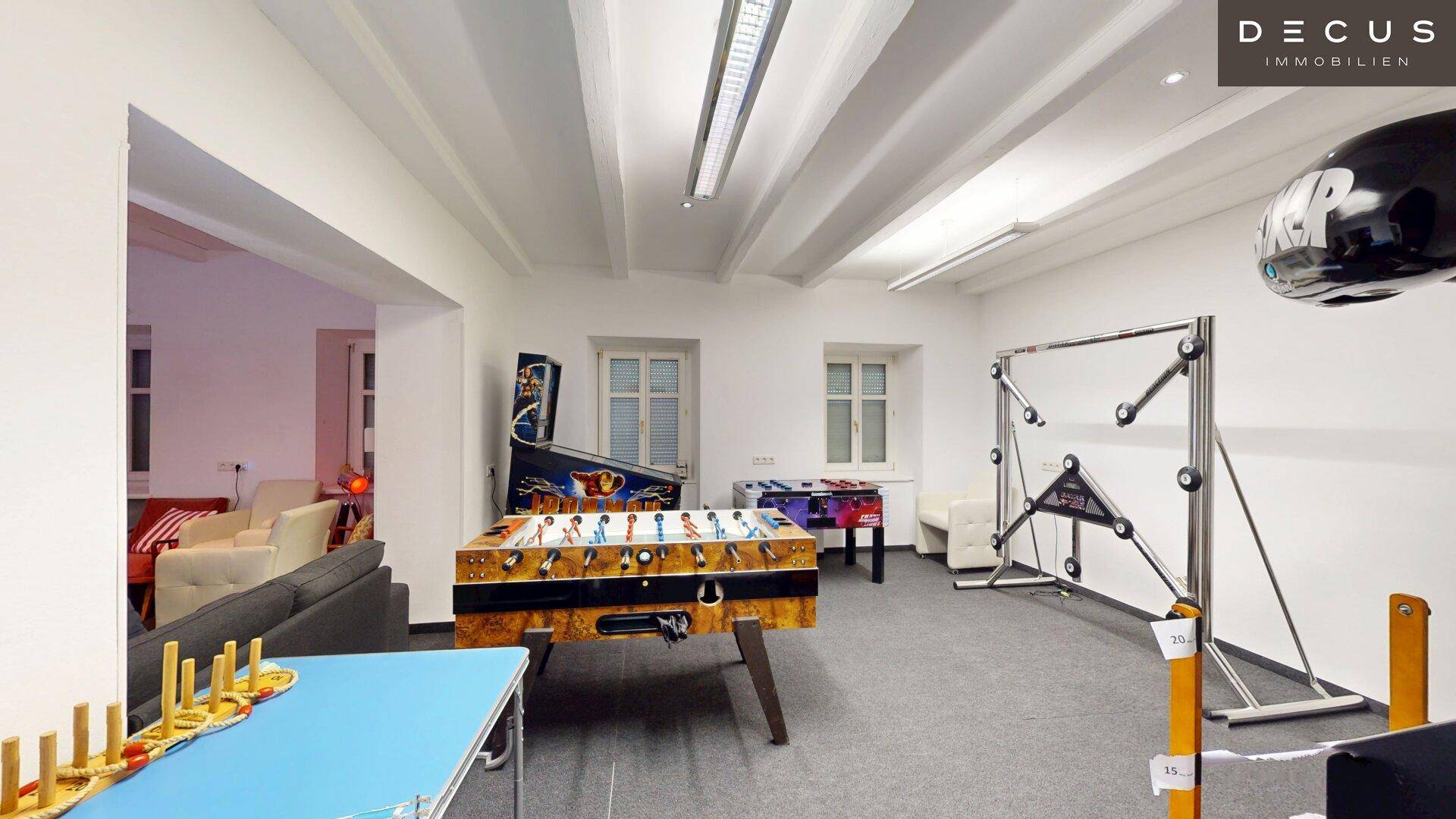 Geräumiger Spielraum mit Tischfußball, Flipper und weiteren Unterhaltungsgeräten.
