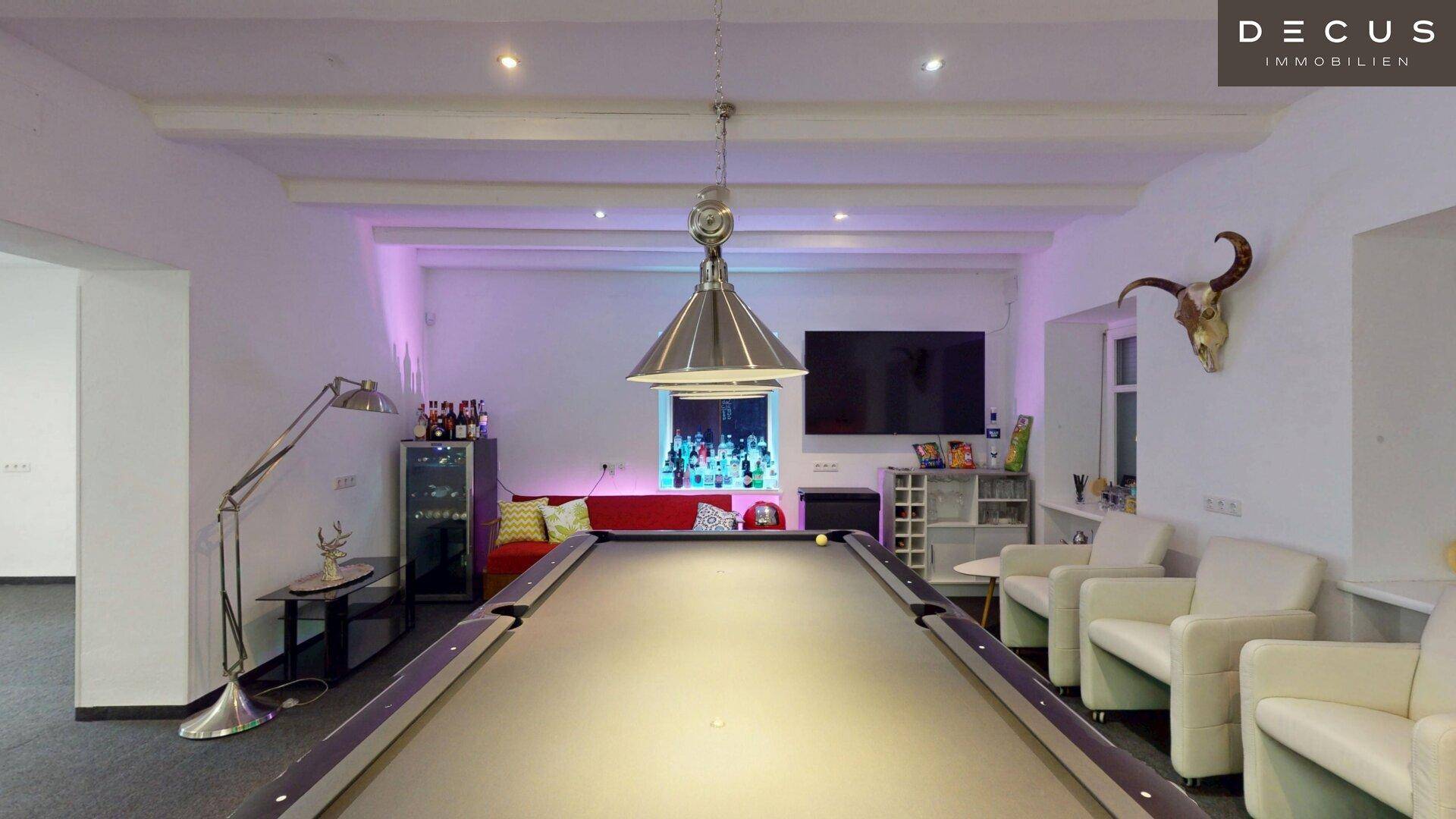 Großer Spielraum mit Billardtisch, Bar und gemütlichen Sitzgelegenheiten.