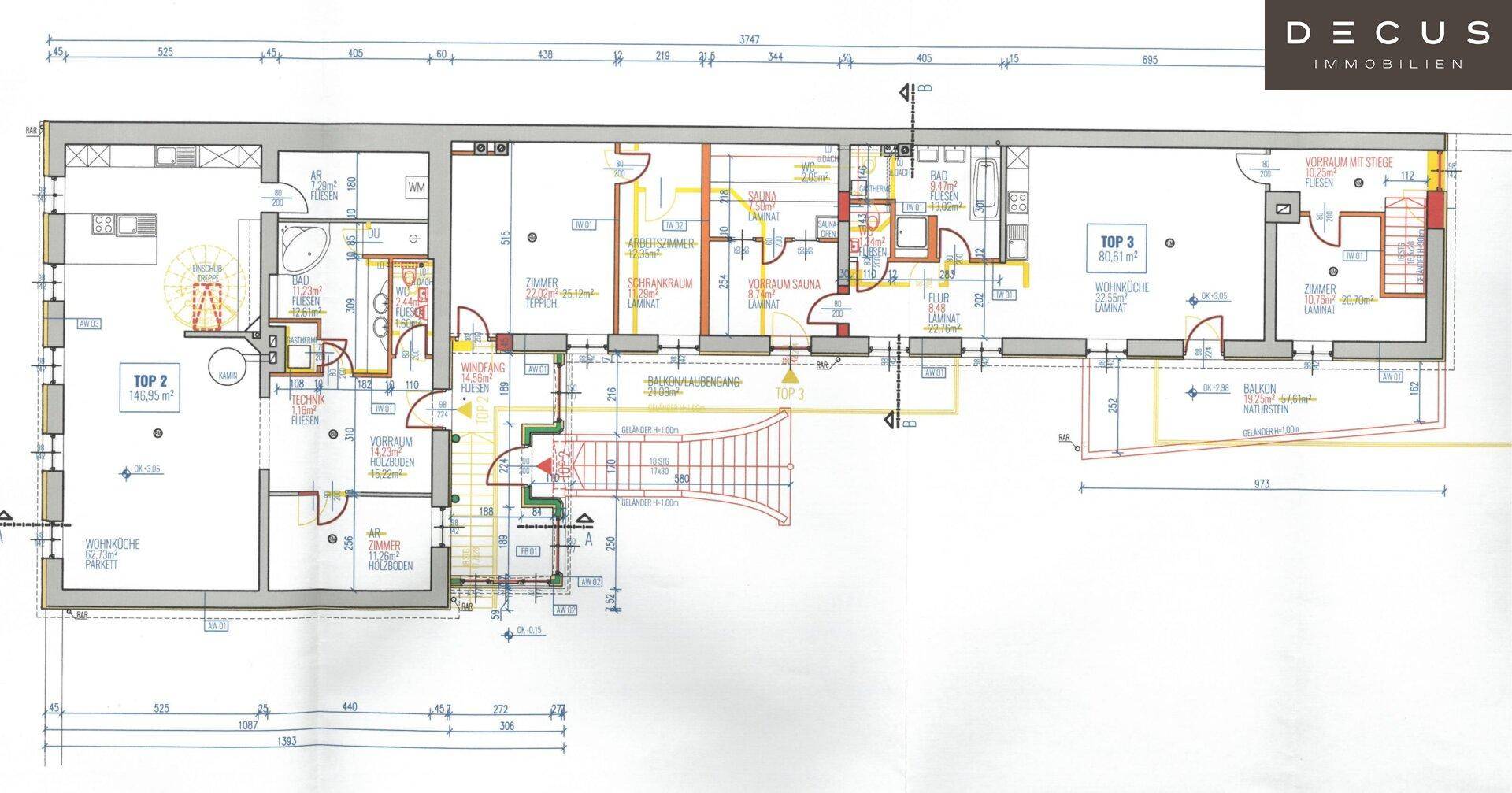 Detaillierter Grundriss des Erdgeschosses mit verschiedenen Räumen und Zugängen.