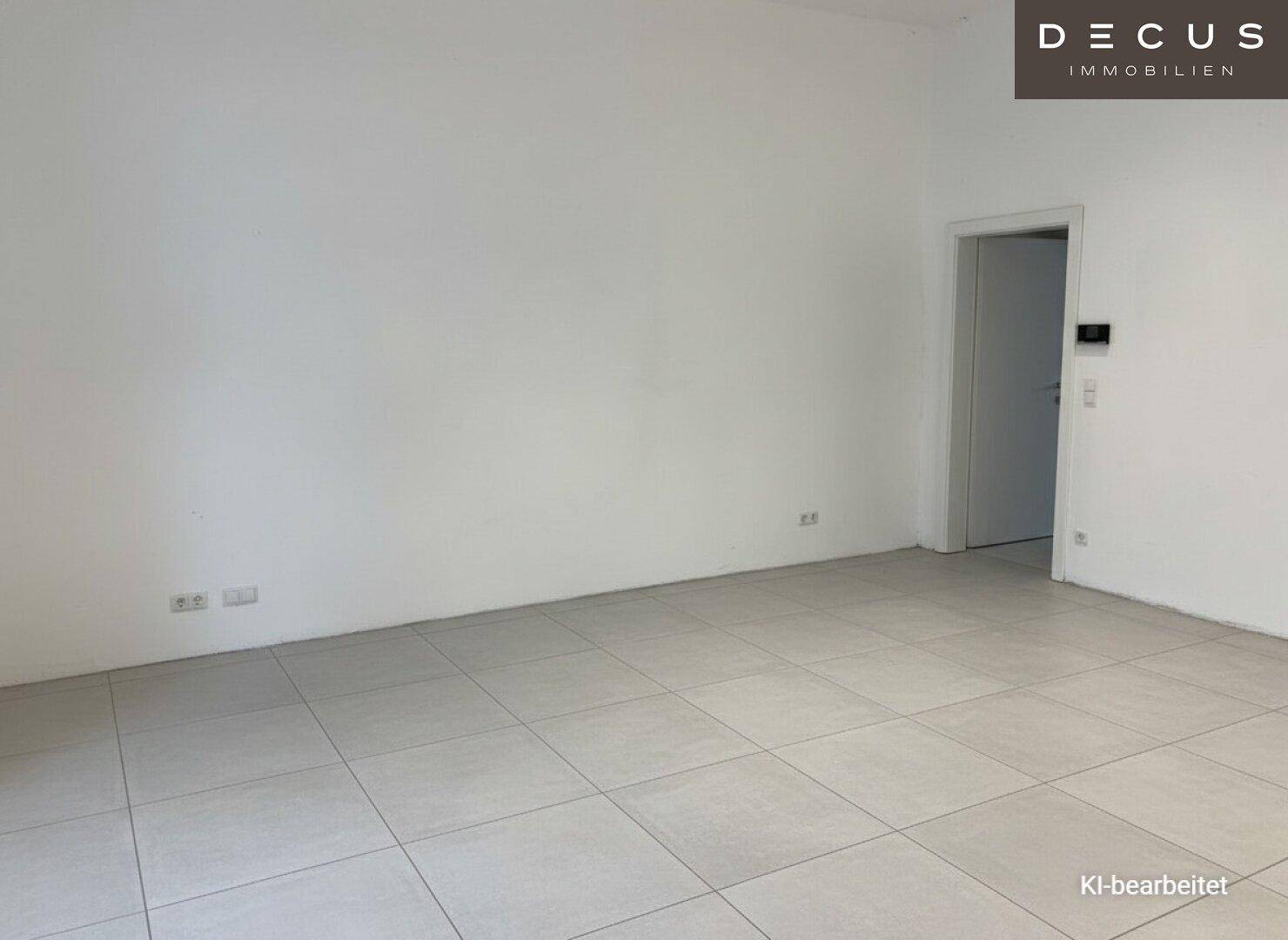 Leerer Raum mit hellen Fliesen und weißen Wänden, bereit zur individuellen Gestaltung.