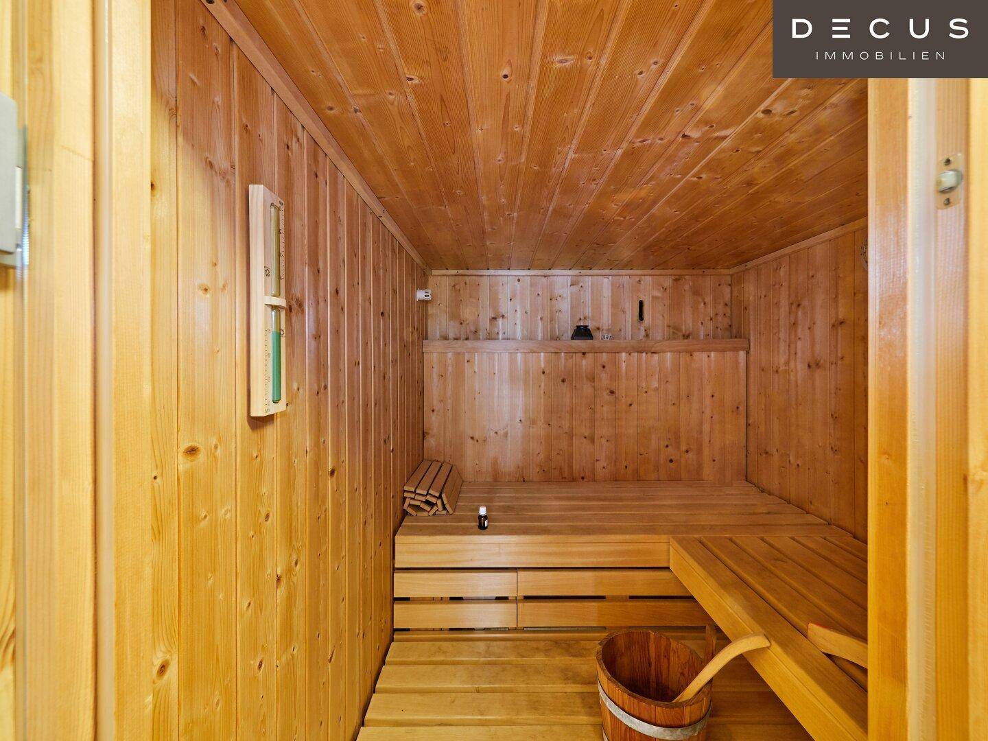 Traditionelle Holzsauna mit Bänken und Eimer, ideal zur Entspannung und Erholung.