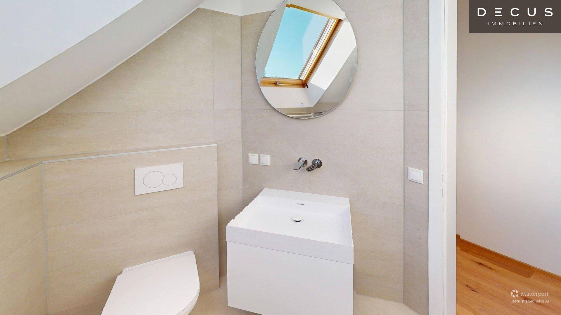 Modernes Gäste-WC mit Wand-WC, Einzelwaschbecken und Dachfenster für natürliches Licht.