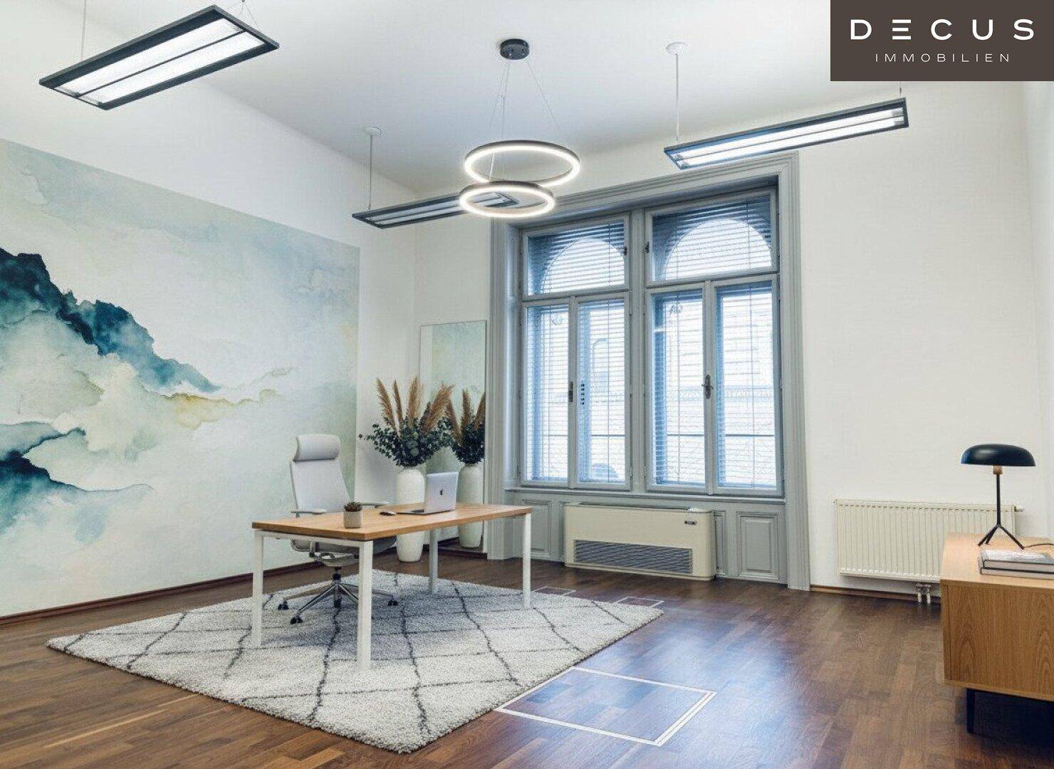 Helles Einzelbüro mit modernem Schreibtisch, Pflanzen und großen Fenstern mit Jalousien.