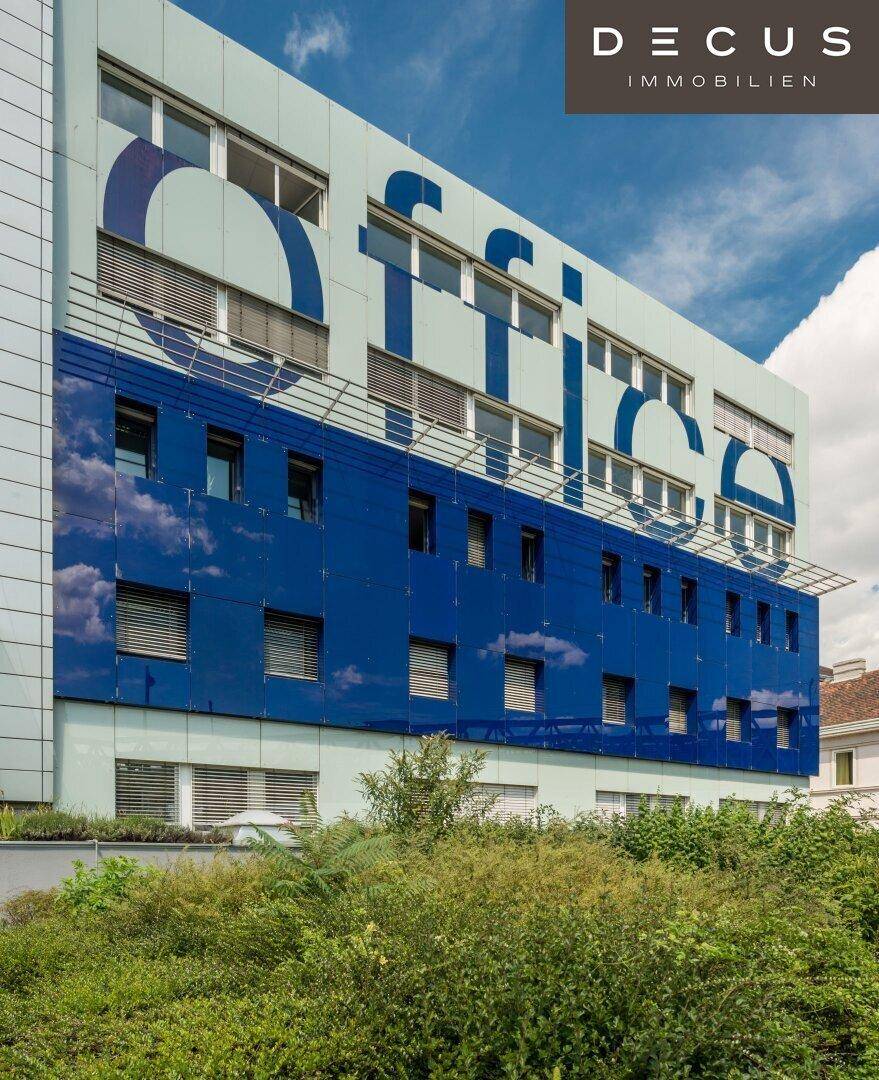 Detailansicht der modernen Bürogebäude-Fassade mit blauen und weißen Elementen und Schriftzug.