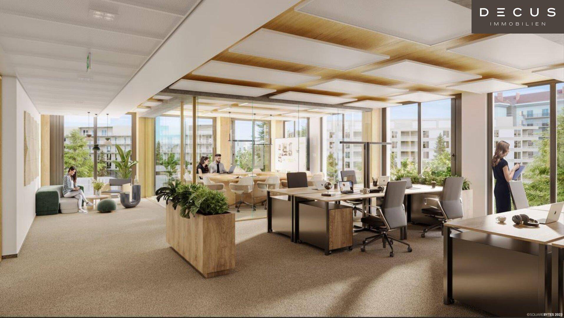 Helles, offenes Büro mit modernen Arbeitsplätzen, großen Fenstern und grünen Pflanzen für eine angenehme Arbeitsatmosphäre.