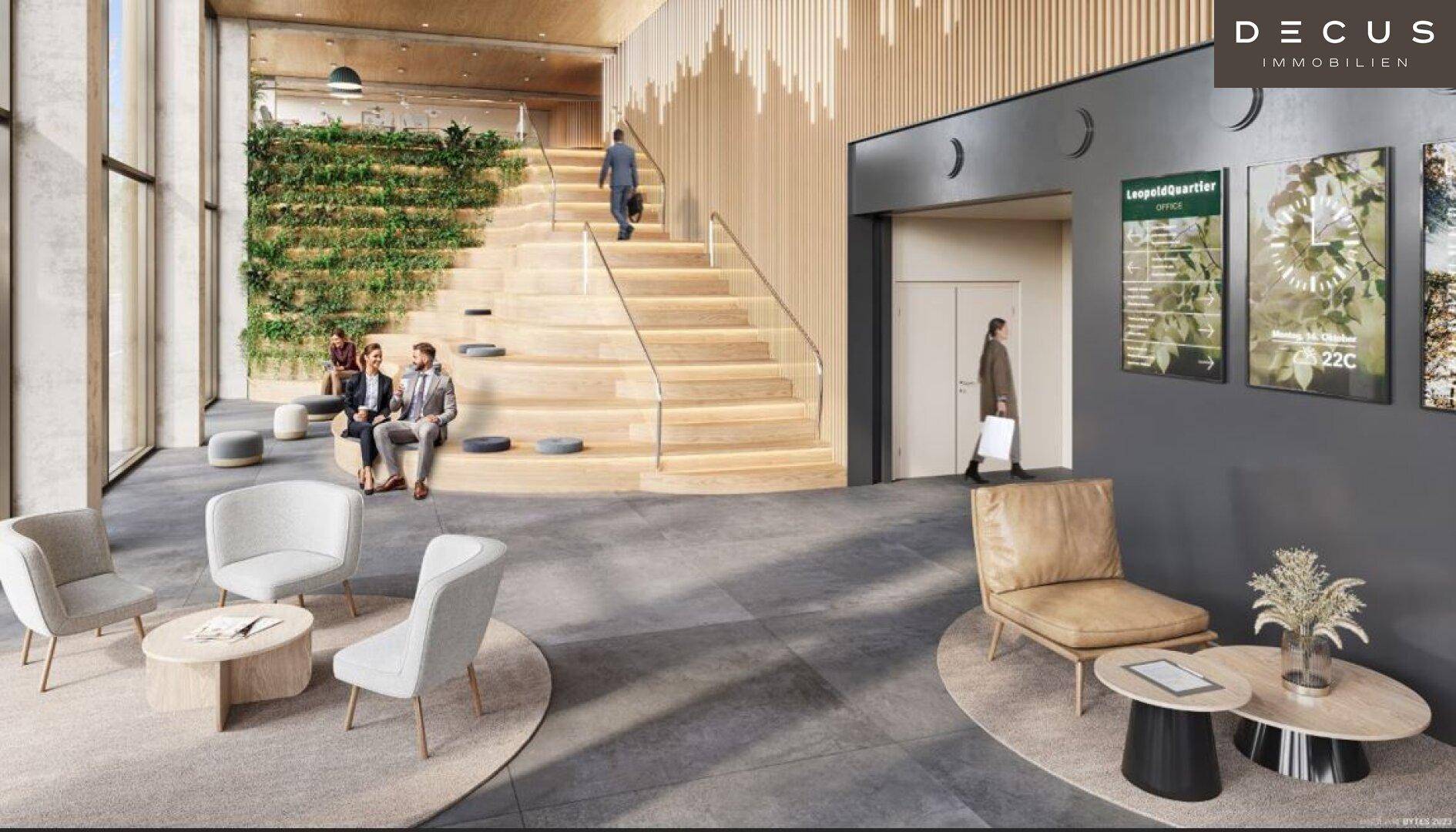 Moderne Lobby mit breiter Holztreppe, vertikalem Garten und bequemen Sitzgelegenheiten für Besucher.