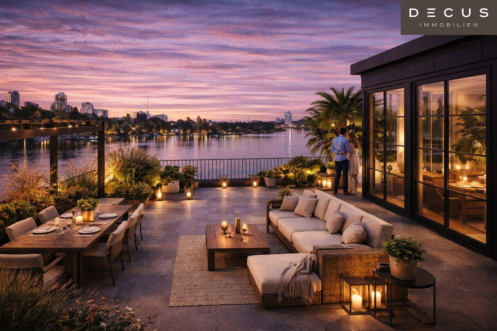 Großzügige Dachterrasse mit Essbereich und Lounge-Möbeln bietet einen atemberaubenden Blick auf den See bei Sonnenuntergang.