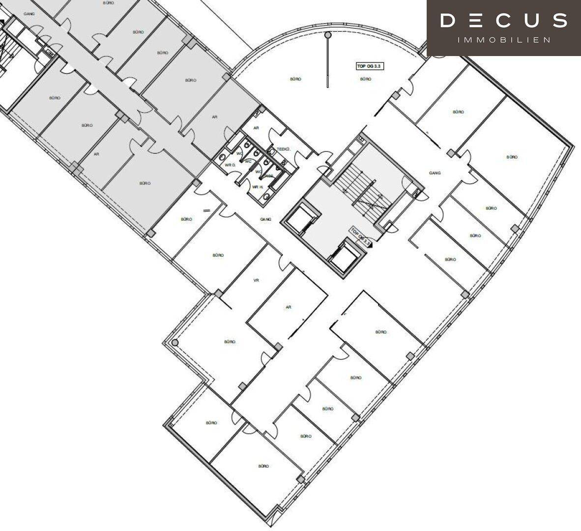 Grundriss eines Bürogebäudes mit zahlreichen Büroräumen, Fluren und einem zentralen Treppenhaus mit Aufzügen.
