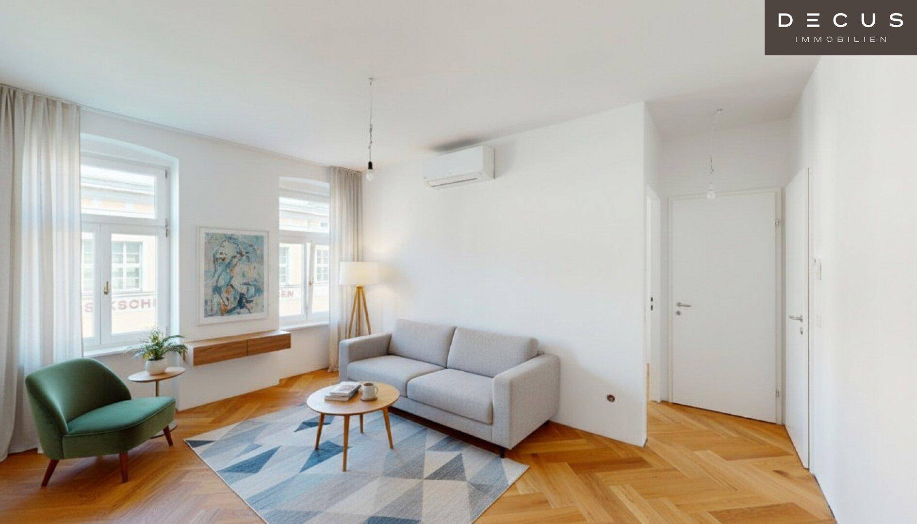 Modern eingerichtetes Wohnzimmer mit Fischgrätparkett, Klimaanlage und Blick nach draußen.
